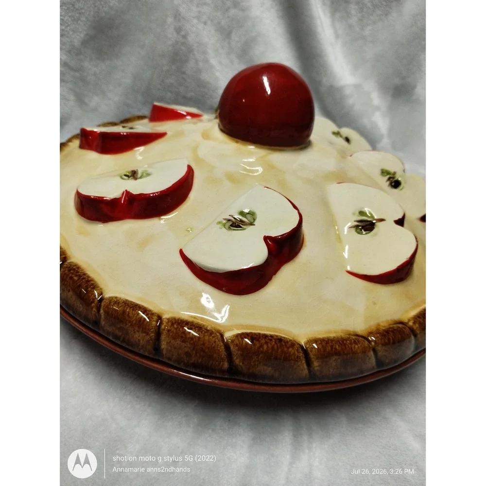 Farmhouse Apple Pie Baker Covered Ceramic Pie Plate Portugal Style 2-piece Set